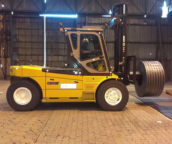 Carer R160: 36,000 lbs. capacity, 120 volt forklift in an indoor/ outdoor port terminal application.