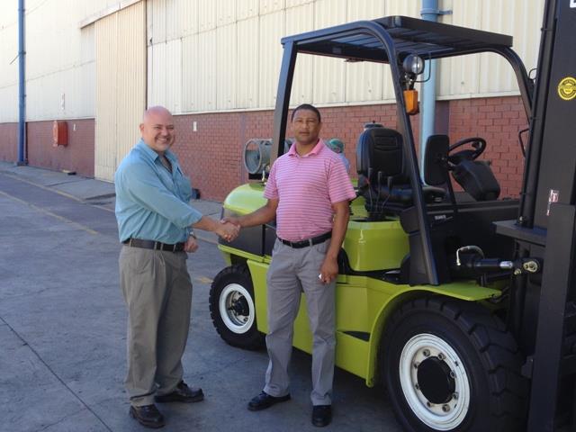 John Valentine, National Business Development Manager for Real Time Solutions, shakes on a successful partnership with Daniel Johnson, Fleet Controller for Langeberg and Ashton. Click for larger view